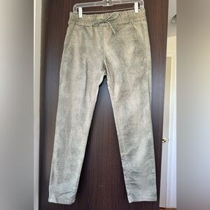 Bevy flog shely drawstring green gray snake skin pattered size 27